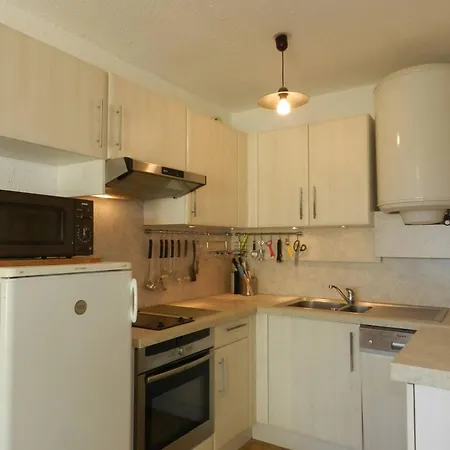 Apartment 2 Pieces Au Lavandou Avec Terrasse, Wi-fi Et Parking Prive A 5min De La - Fr-1-251-710 Le Lavandou