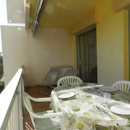 2 Pieces Au Lavandou Avec Terrasse, Wi-fi Et Parking Prive A 5min De La - Fr-1-251-710 Appartamento