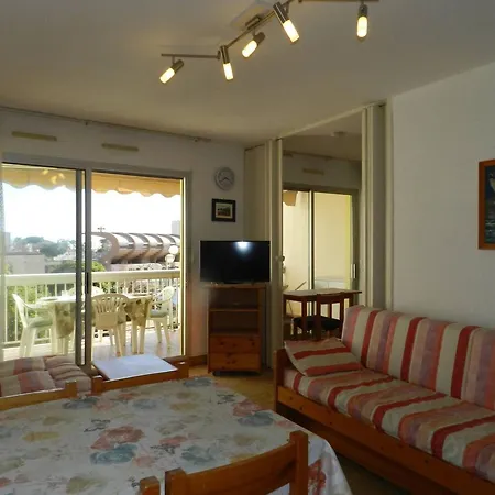 2 Pieces Au Lavandou Avec Terrasse, Wi-fi Et Parking Prive A 5min De La - Fr-1-251-710 *