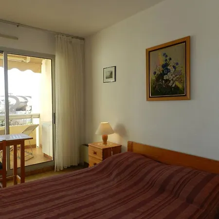 2 Pieces Au Lavandou Avec Terrasse, Wi-fi Et Parking Prive A 5min De La - Fr-1-251-710
